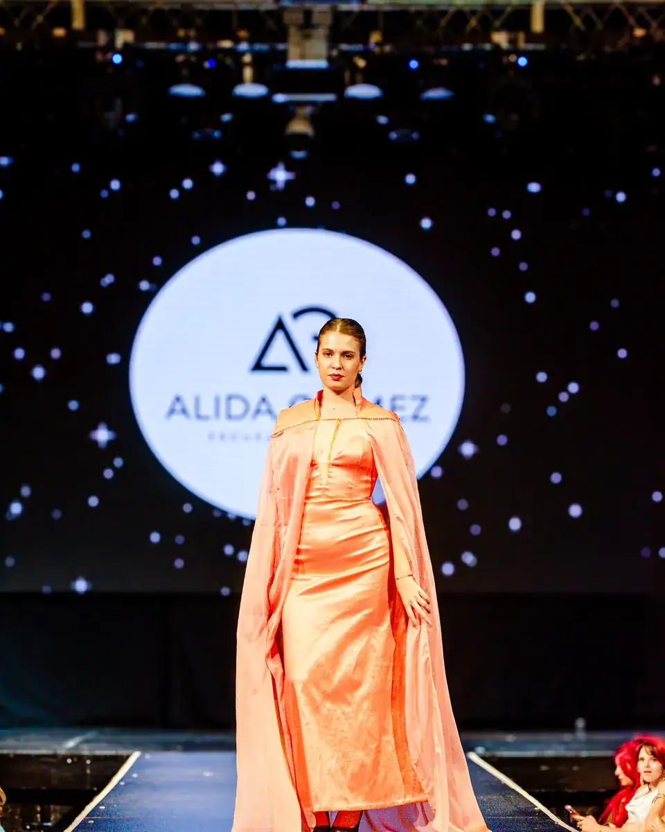 Vestido de fiesta largo en la pasarela del desfile anual 2024.