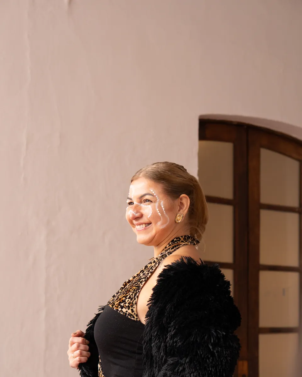Look con tapado de piel sintética en la Pasarela de Piedra del Cabildo de Córdoba.