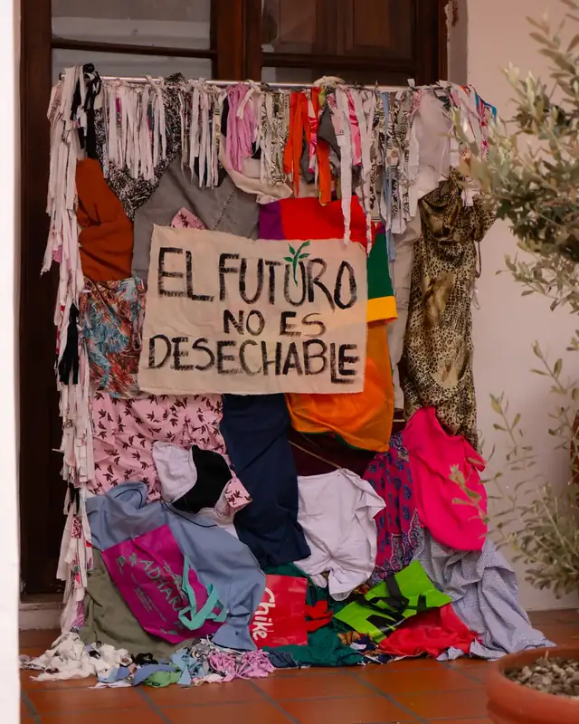 Instalación de prendas recicladas "El futuro no es desechable" en la Pasarela de Piedra, Cabildo de Córdoba.