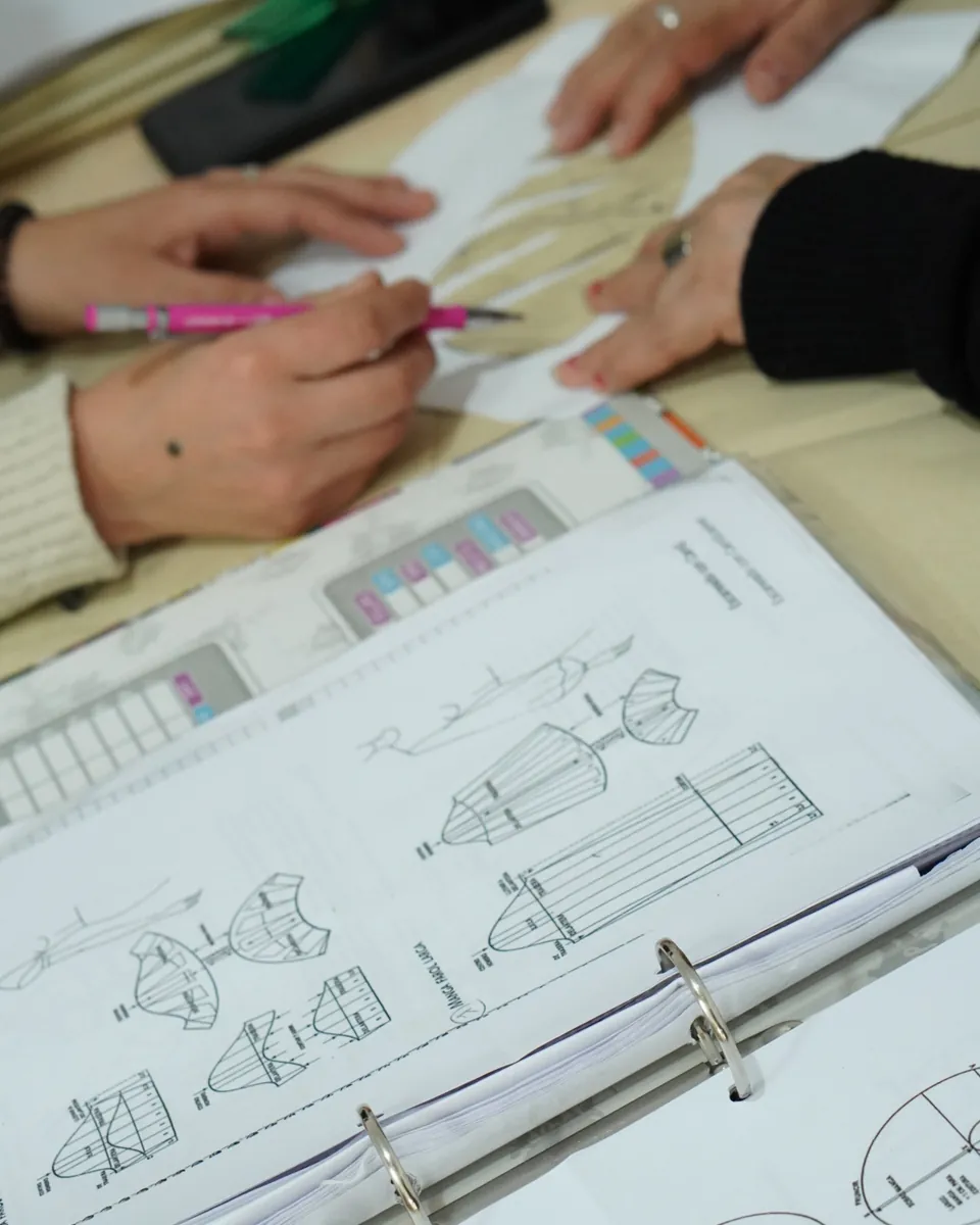 Carpeta de moldería con moldes y reglas en el taller de la escuela.