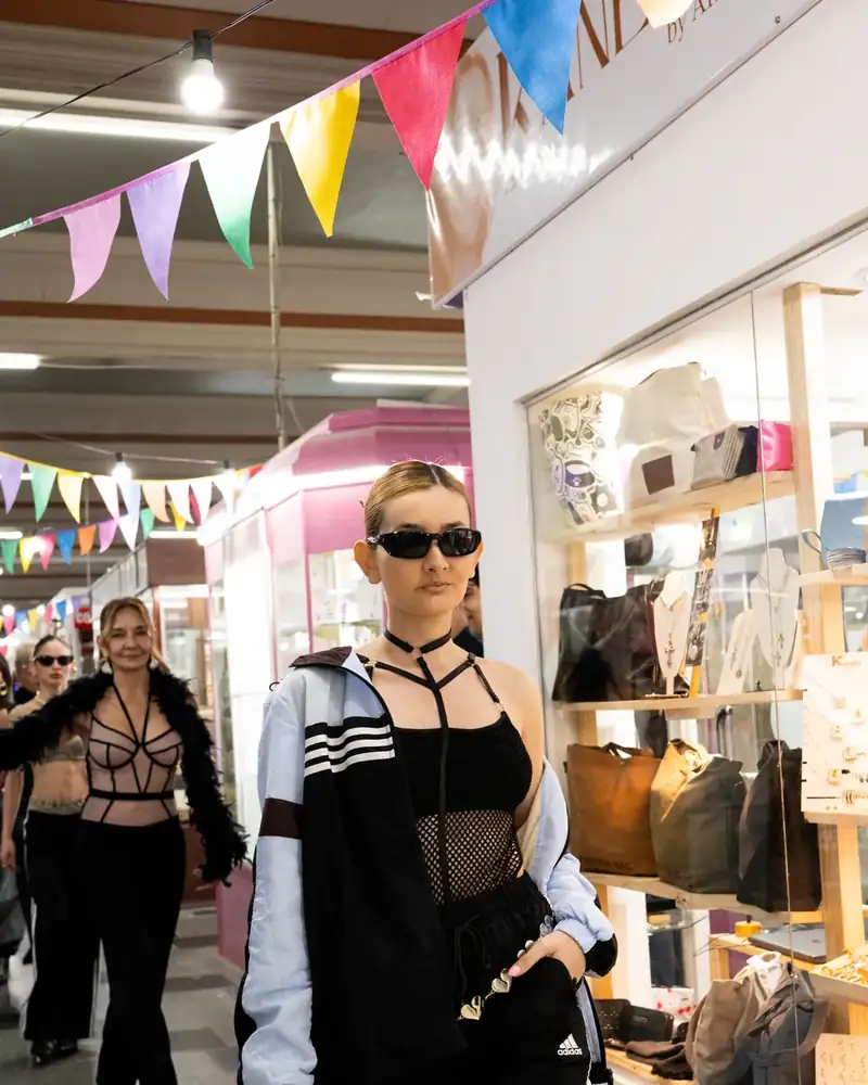Campera deportiva diseñada por una alumna de la escuela.