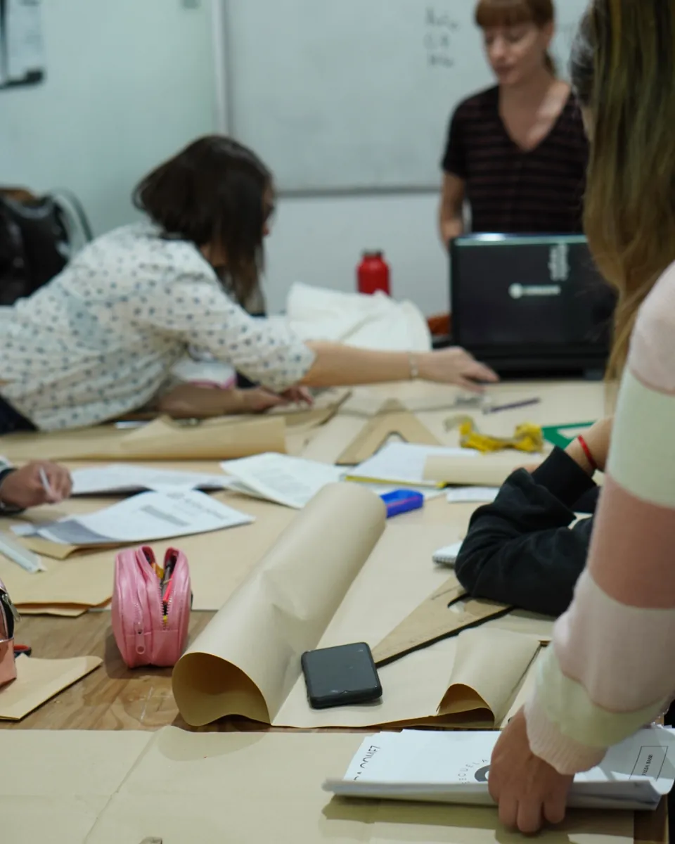 Clase en el taller de la Escuela de Diseño Alida Gómez.