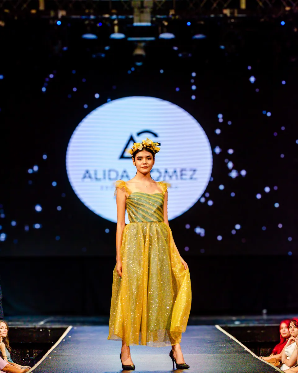 Desfile anual 2024: alumnas de la Escuela de Diseño Alida Gómez en la pasarela.