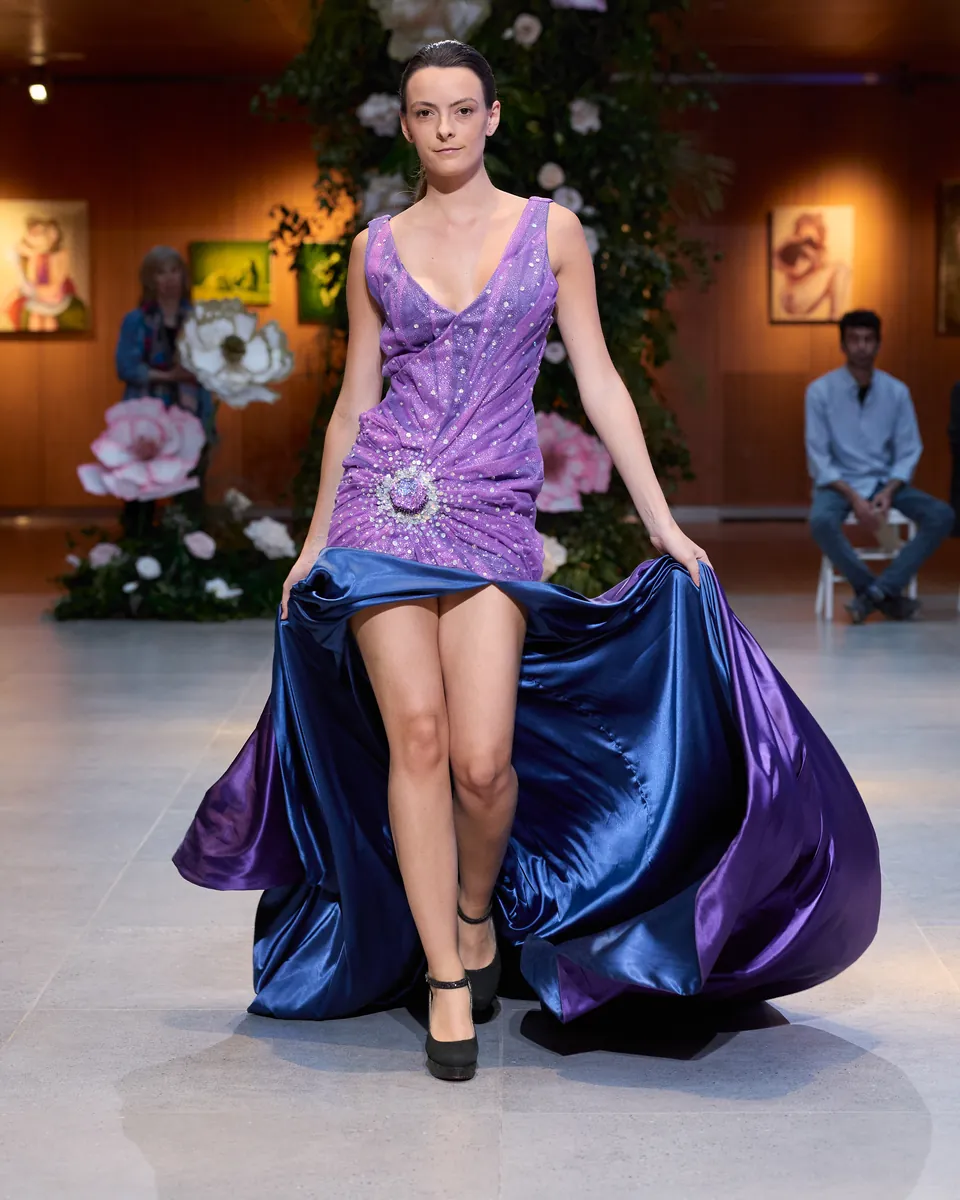 Córdoba Fashion Week 2024: vestido violeta de una alumna de la Escuela de Diseño Alida Gómez.
