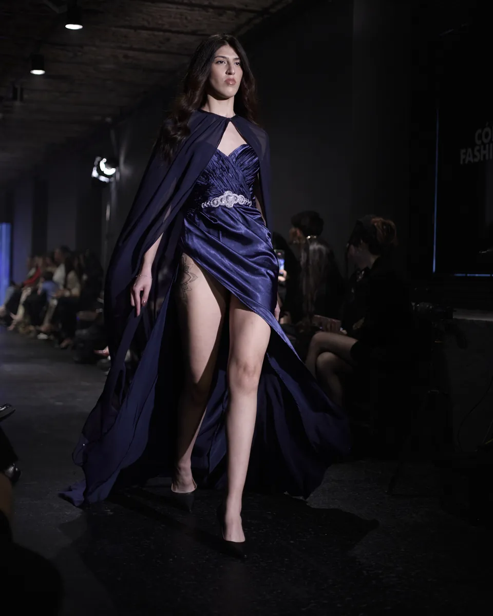 Córdoba Fashion Week 2025: vestido azul noche de una alumna de la Escuela de Diseño Alida Gómez.