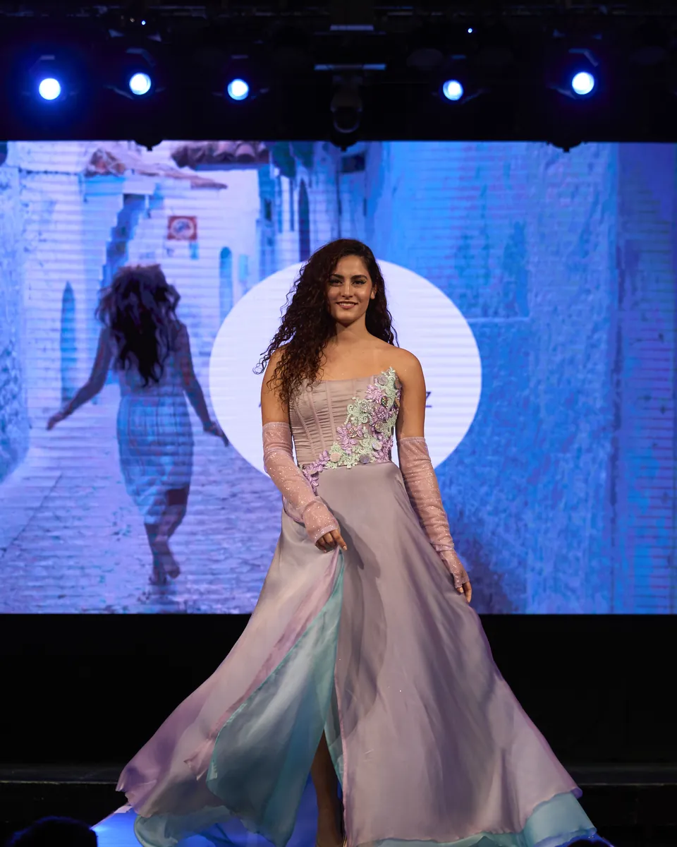 Vestido largo de tul en la pasarela del desfile anual 2023 de la Escuela de Diseño Alida Gómez.