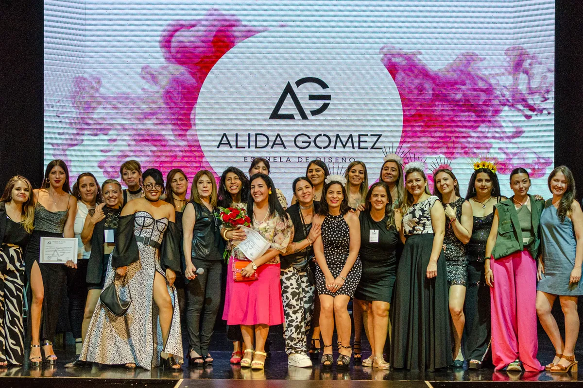Alida Gómez con las alumnas en el escenario del desfile de fin de año.