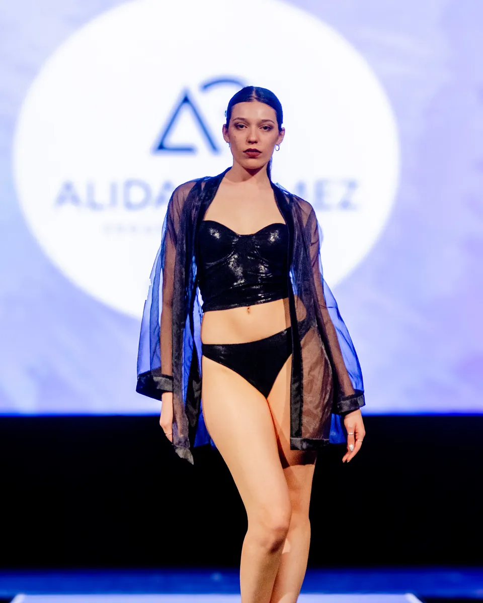 Conjunto de lencería con capa en la pasarela del desfile anual 2024.