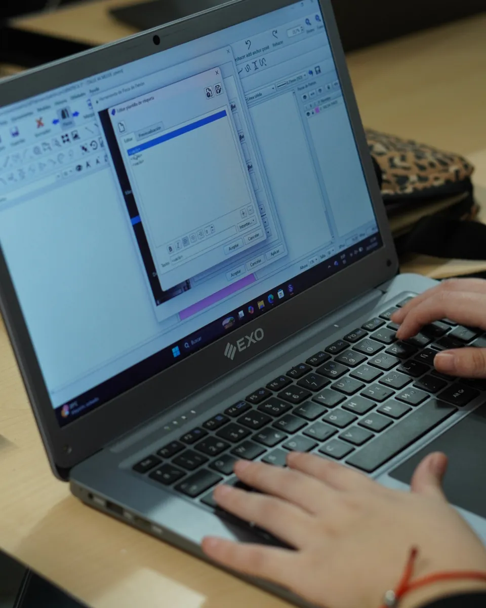 Alumna trabajando en moldería digital con una computadora.