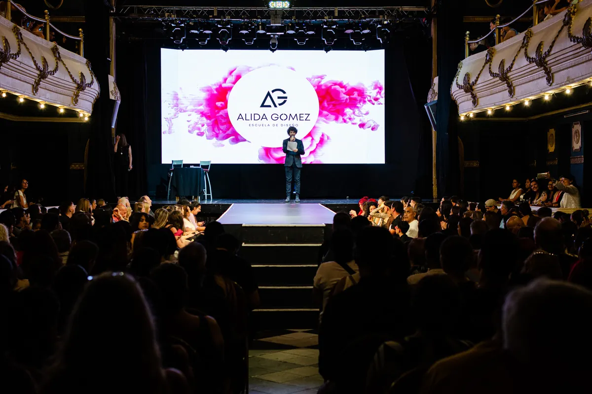 Sala llena en el desfile anual 2024 de la Escuela de Diseño Alida Gómez.