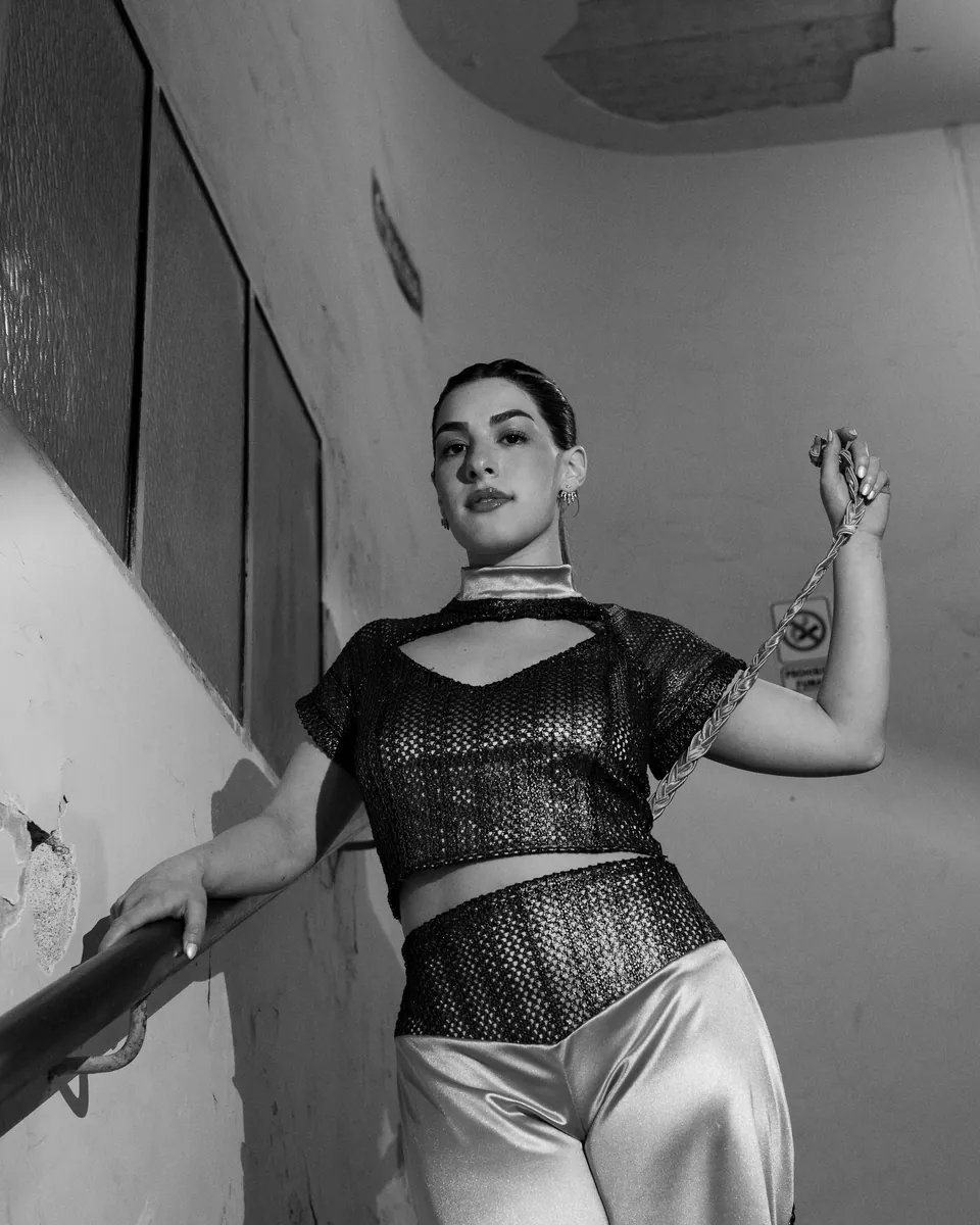 Conjunto de top calado y pantalón satinado hecho por una alumna de la escuela.