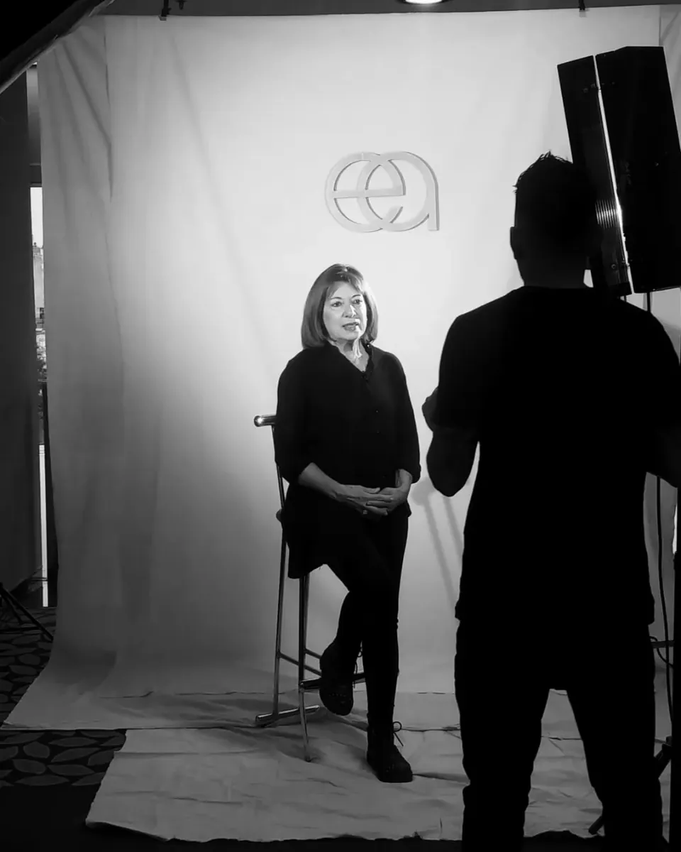 Retrato de Alida Gómez en un estudio de fotos.