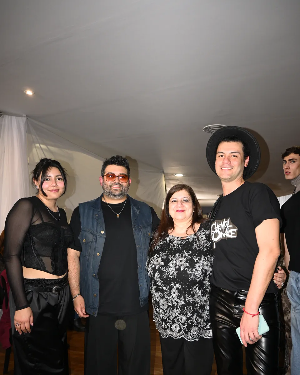 Profesoras y profesores de la Escuela de Diseño Alida Gómez en el backstage de un desfile.
