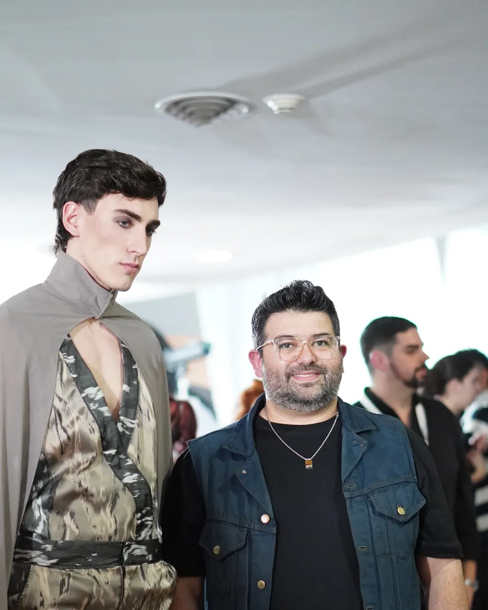 Profesoras y profesores de la Escuela de Diseño Alida Gómez en el backstage de un desfile.