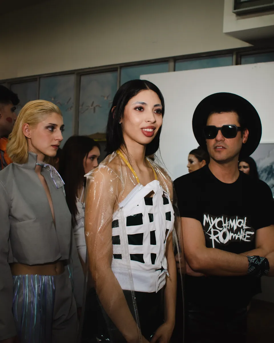 Profesoras y profesores de la Escuela de Diseño Alida Gómez en el backstage de un desfile.
