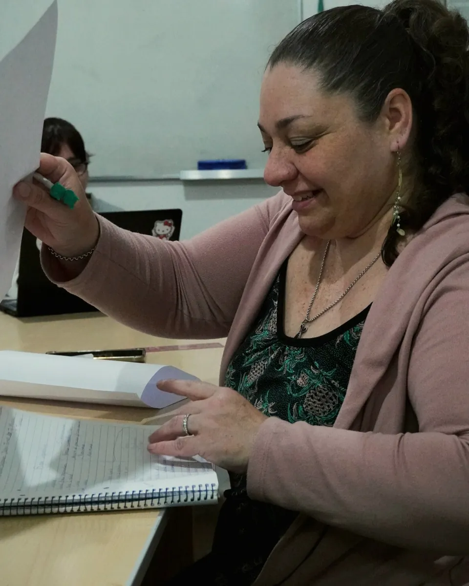 Alumna trabajando en el taller de la Escuela de Diseño Alida Gómez.