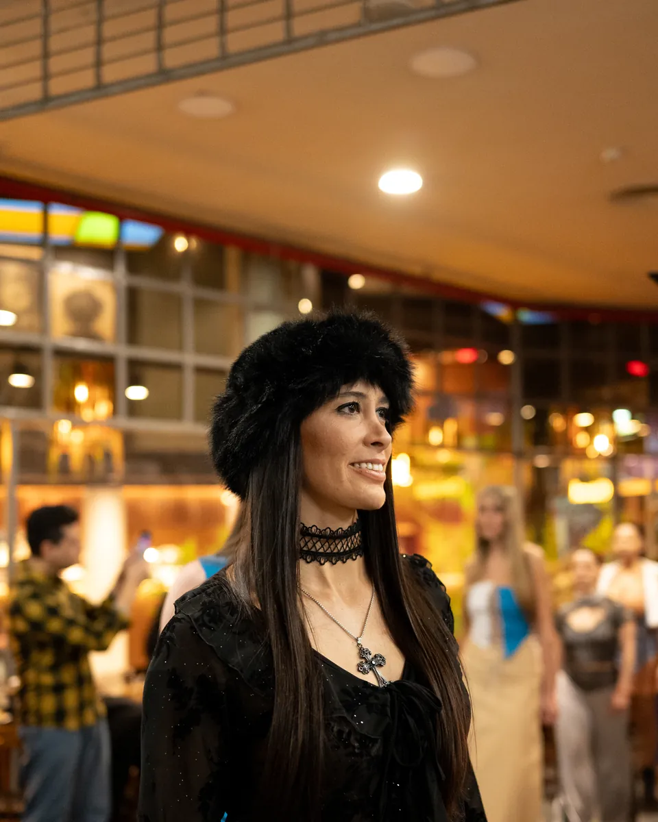 Look negro con gorro de piel sintética diseñado por una alumna de la escuela.