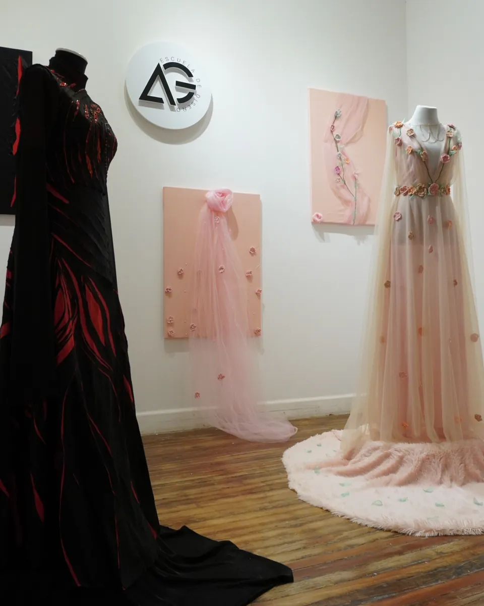 Vestidos de alumnas en la muestra Manifiesto de identidad.