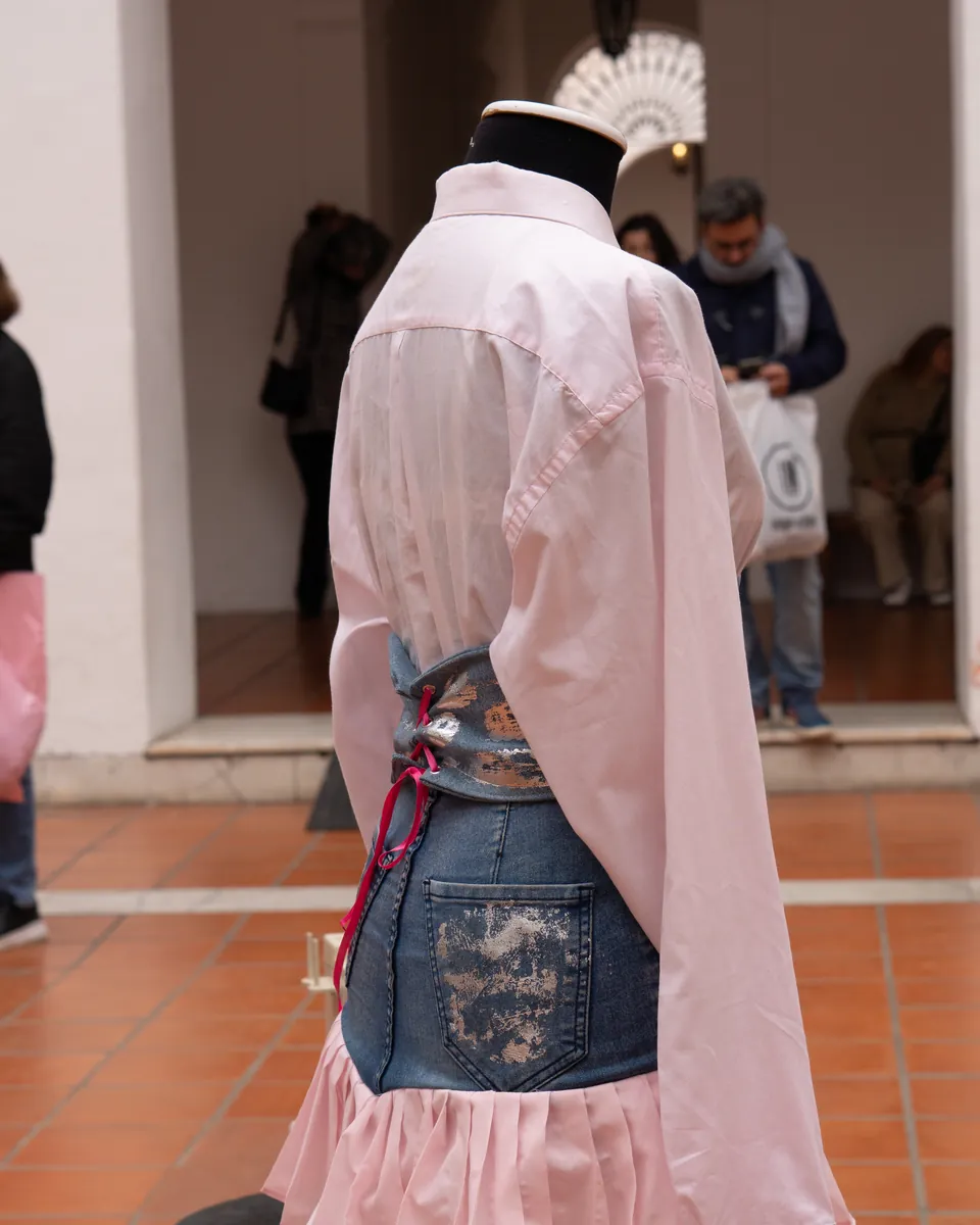 Camisa rosa con aplicación de jean, en maniquí, en la Pasarela de Piedra.